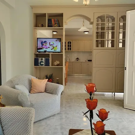 Stefi House أرغوستولي